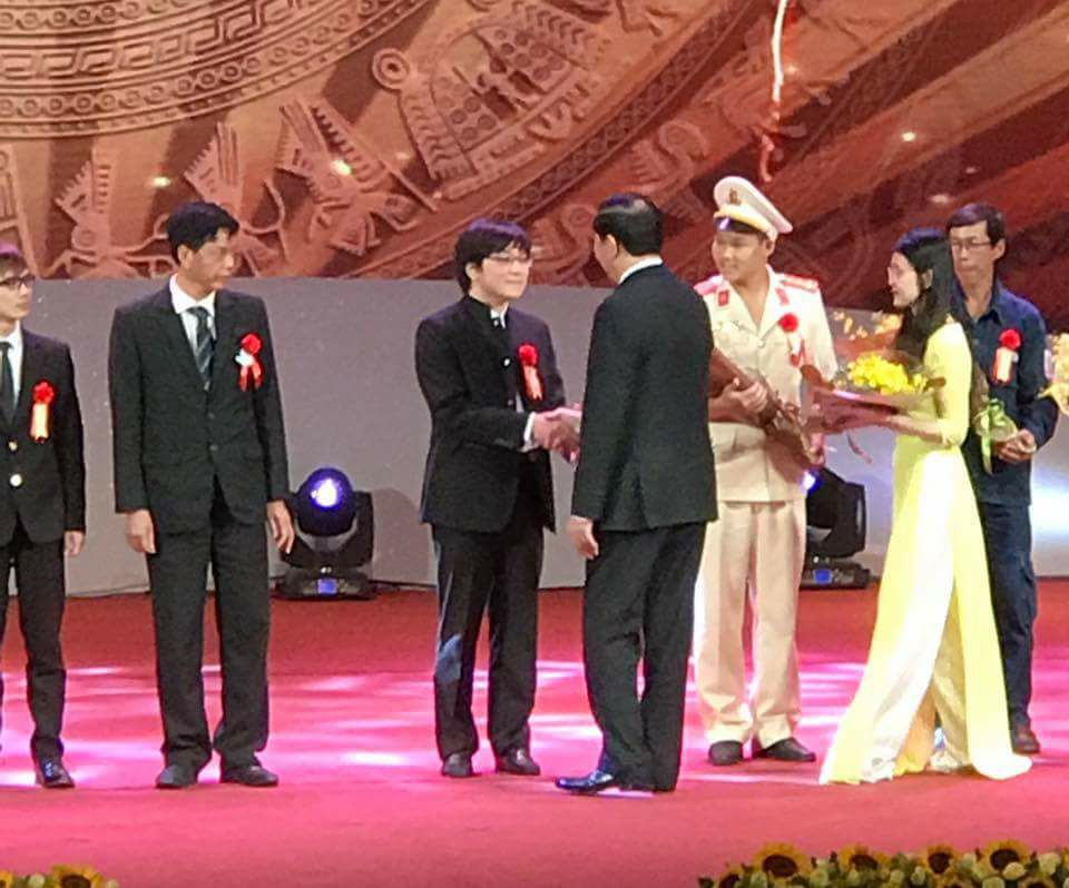 NS Lưu Hồng Quang vinh dự được Cố Chủ tịch nước Trần Đại Quang trao tặng hoa 