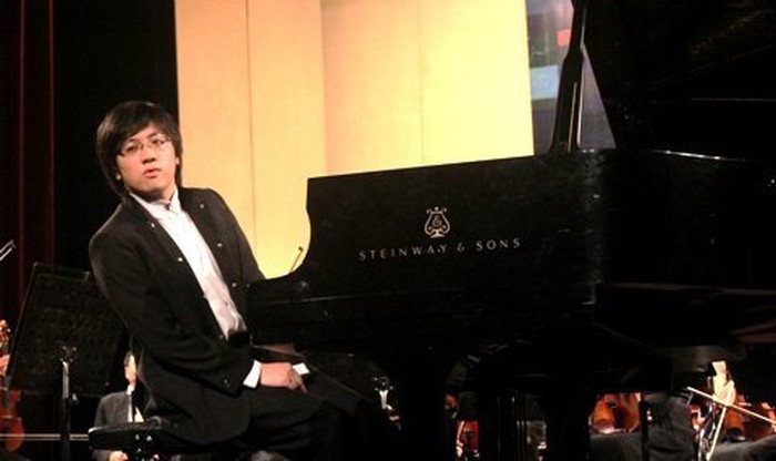 Nghệ sĩ piano Lưu Hồng Quang biểu diễn ở hoà nhạc Toyota