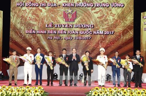 Nghệ sĩ Lưu Hồng Quang vinh dự được khen thưởng trong buổi Lễ tuyên dương điển hình tiên tiến toàn quốc năm 2017